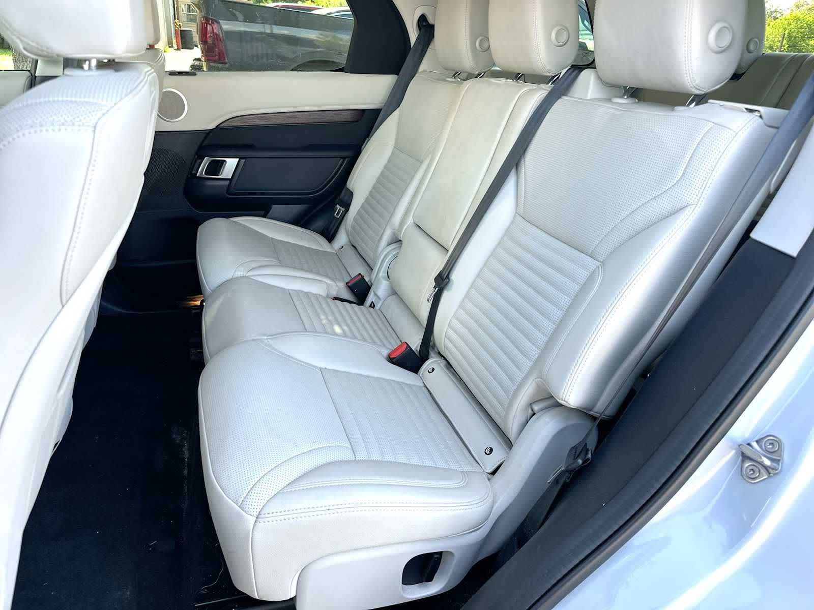 Thumbnail: 2023 Land Rover Discovery - 23