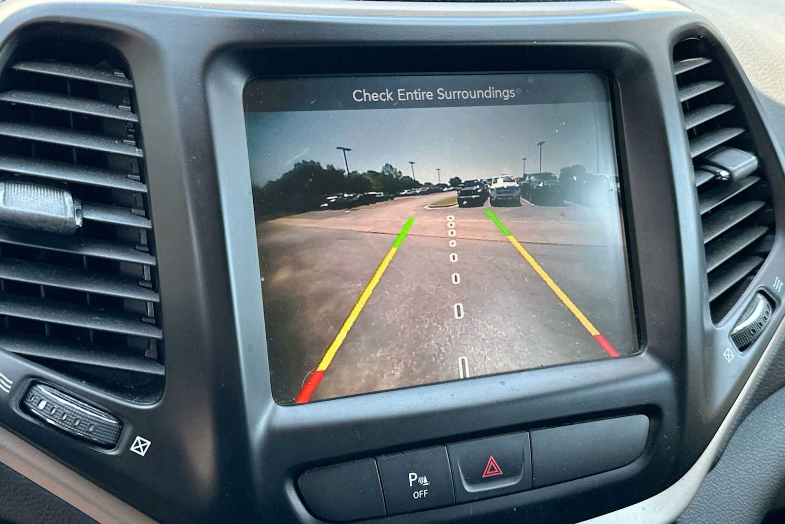 Thumbnail: 2018 Jeep Cherokee - 20