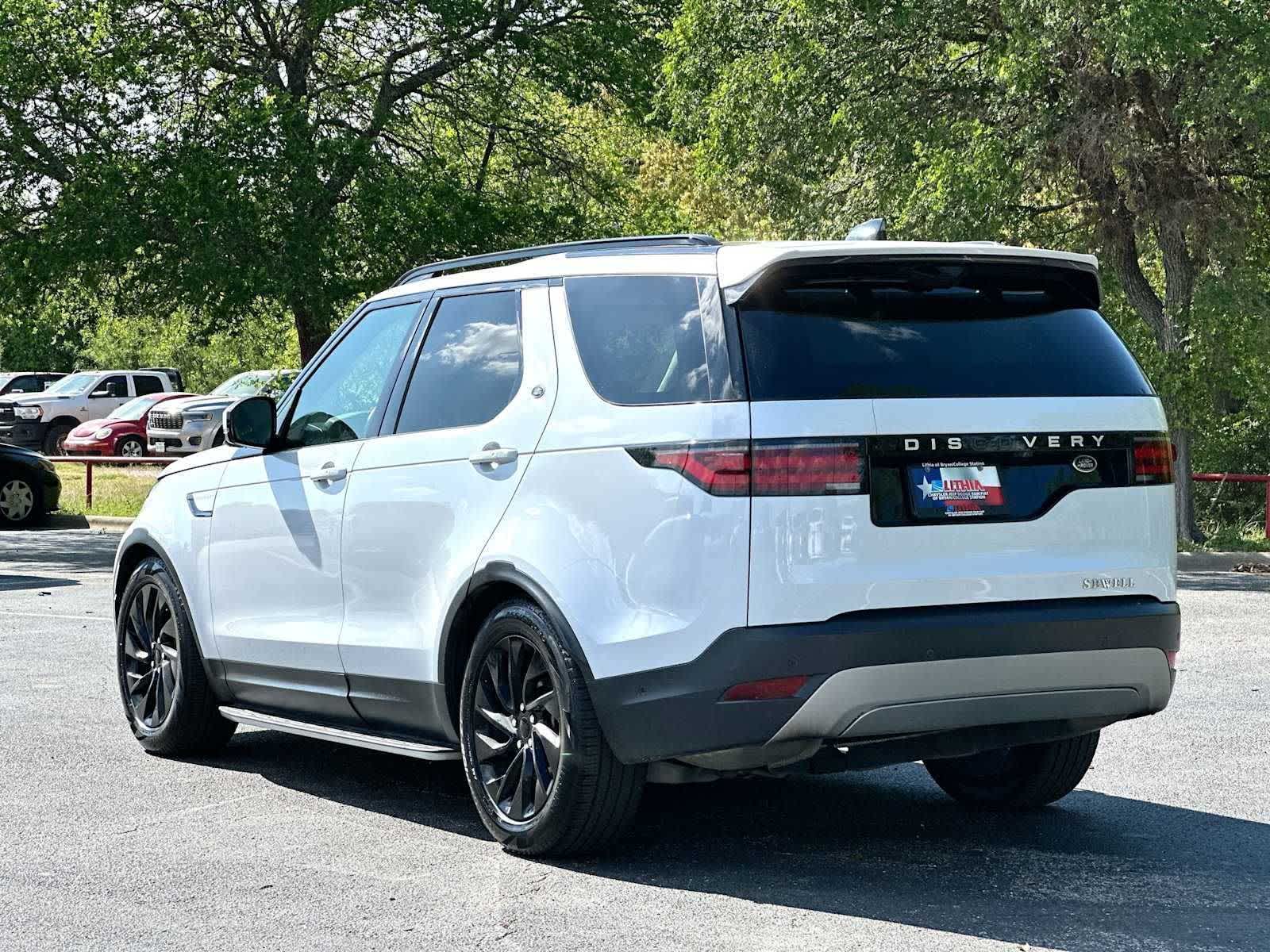 Thumbnail: 2023 Land Rover Discovery - 13