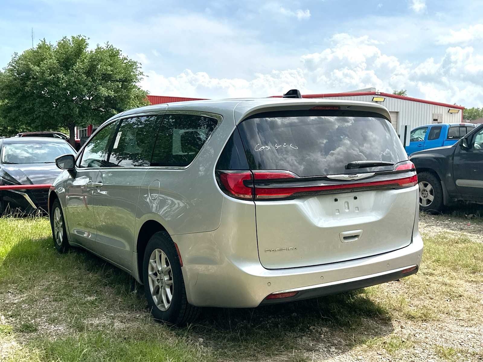 Thumbnail: 2023 Chrysler Pacifica - 4