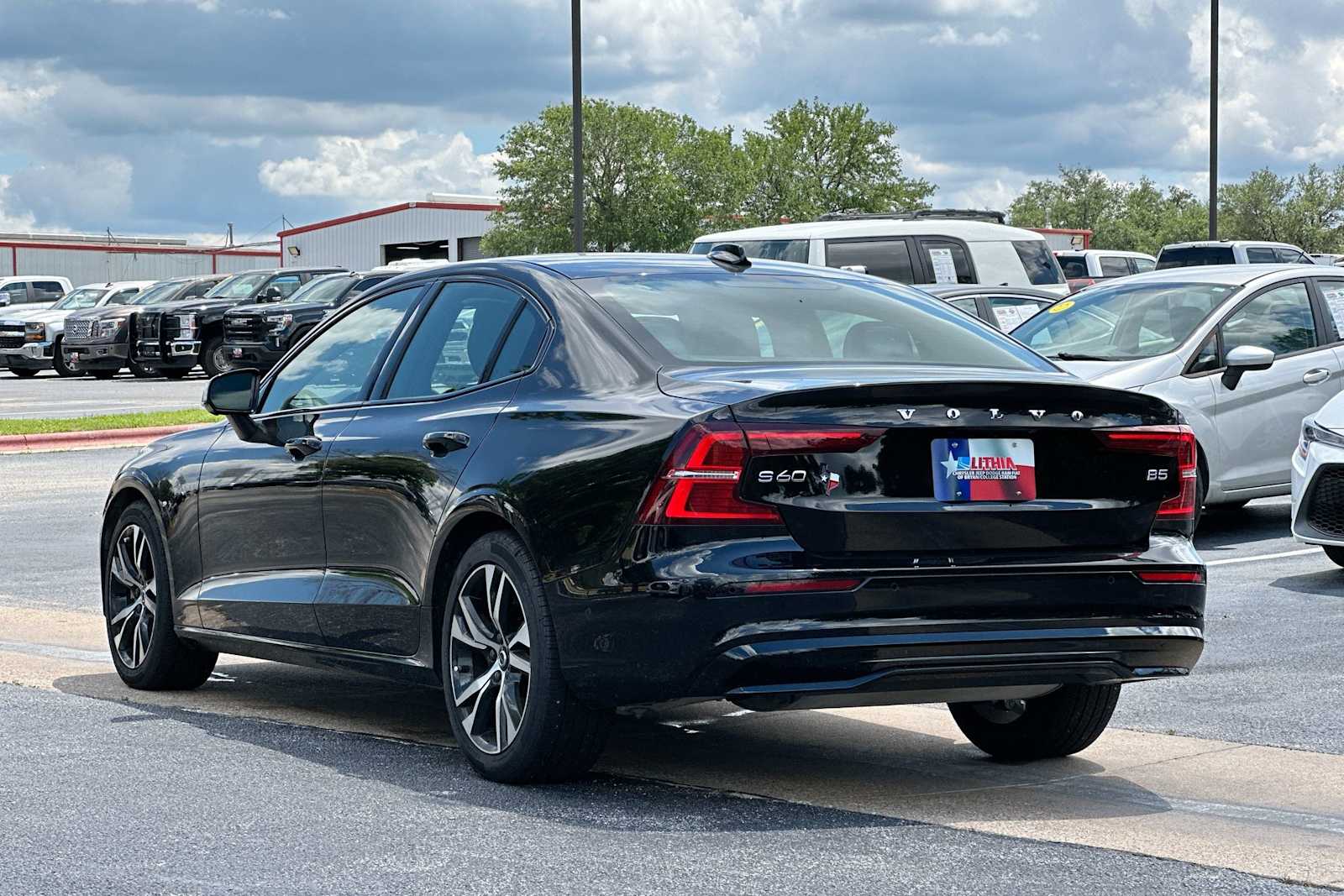 Thumbnail: 2025 Volvo S60 - 13