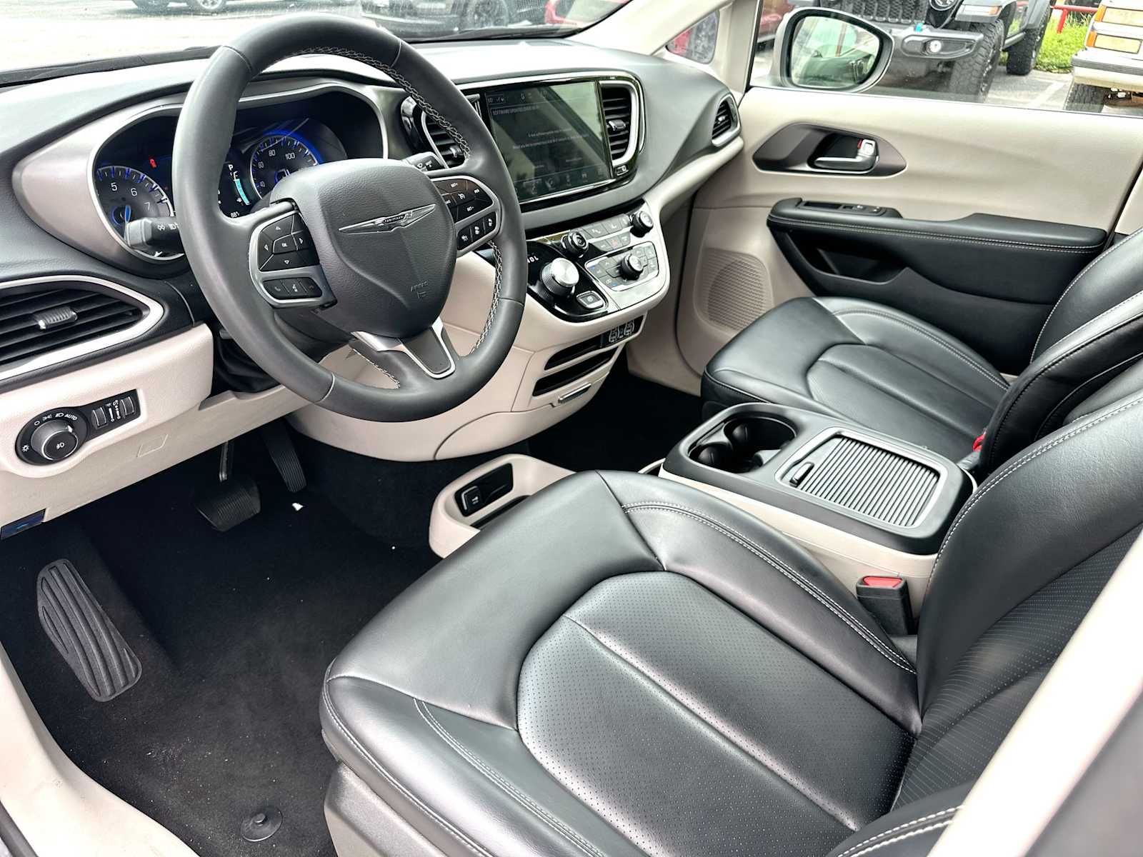 Thumbnail: 2023 Chrysler Pacifica - 18