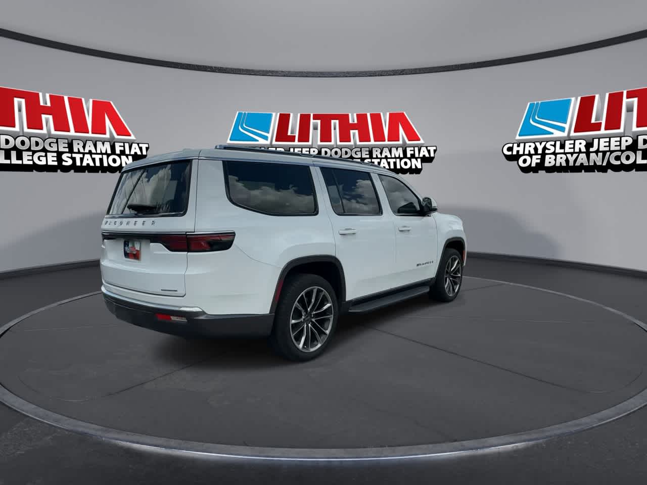 Thumbnail: 2022 Jeep Wagoneer - 8
