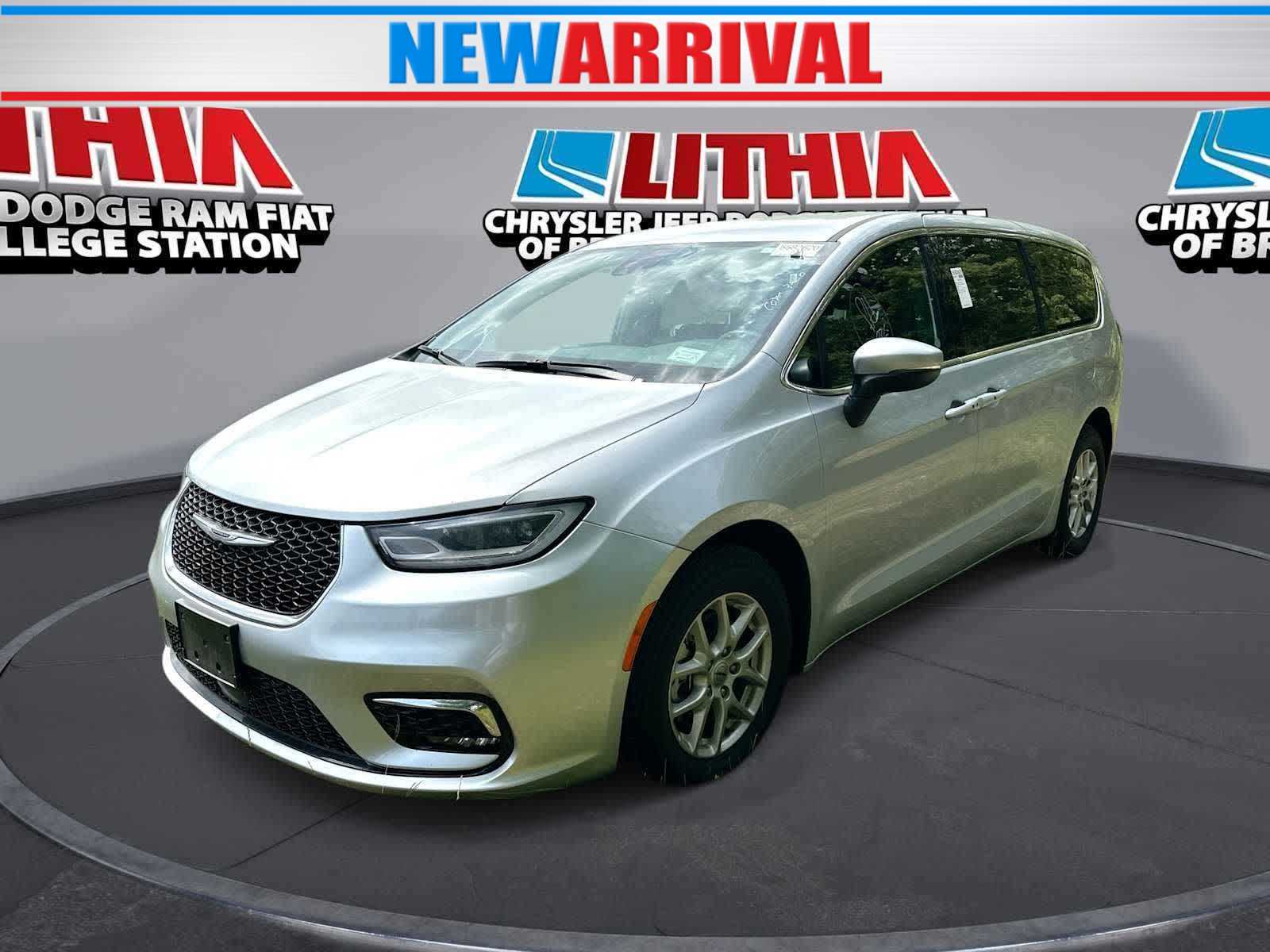 2023 Chrysler Pacifica Touring's photo
