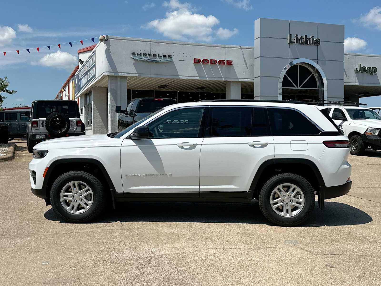 Thumbnail: 2025 Jeep Grand Cherokee - 12