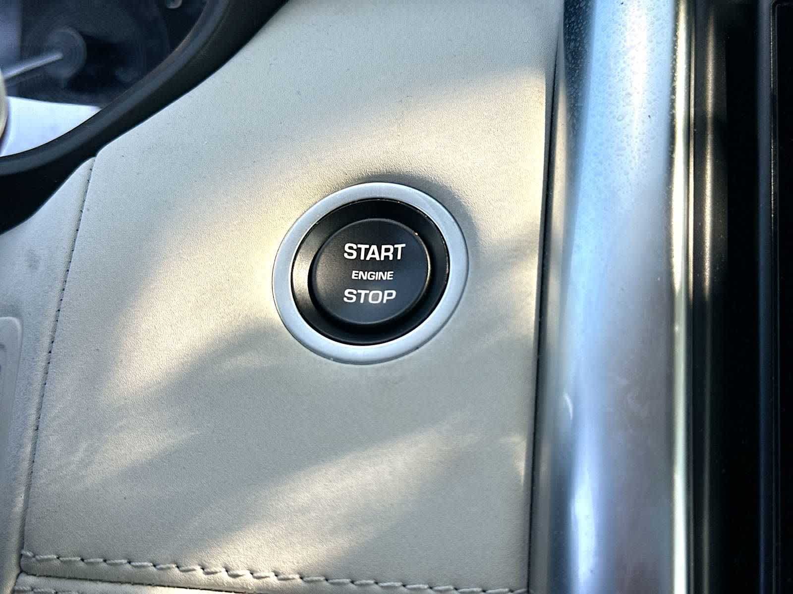 Thumbnail: 2023 Land Rover Discovery - 28