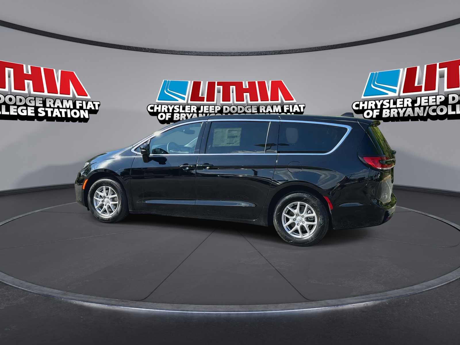 Thumbnail: 2026 Chrysler Pacifica - 5