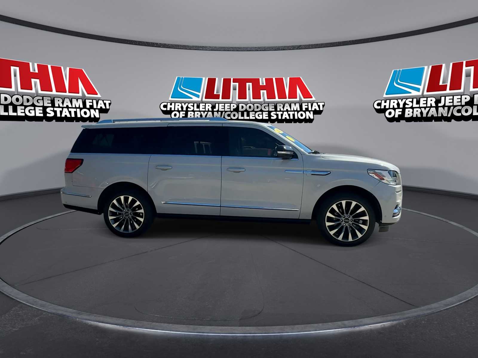 Thumbnail: 2020 Lincoln Navigator L - 9