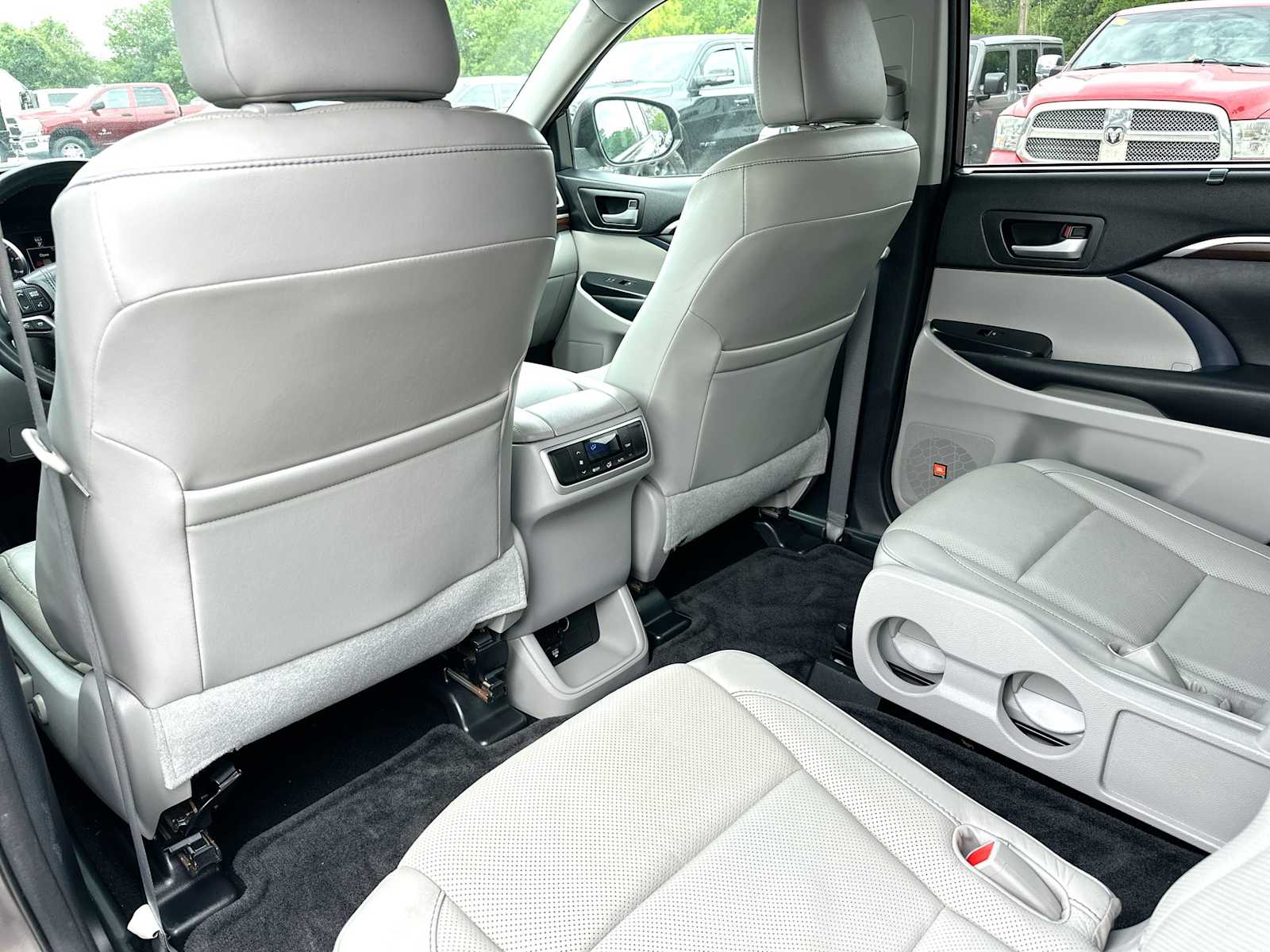 Thumbnail: 2015 Toyota Highlander - 23