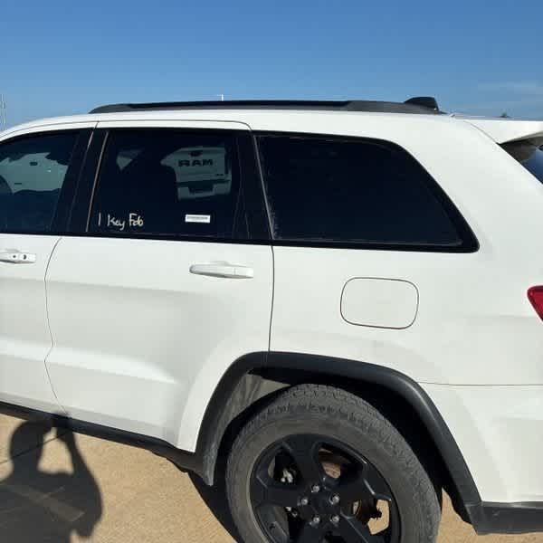 2021 Jeep Grand Cherokee Laredo photo 2