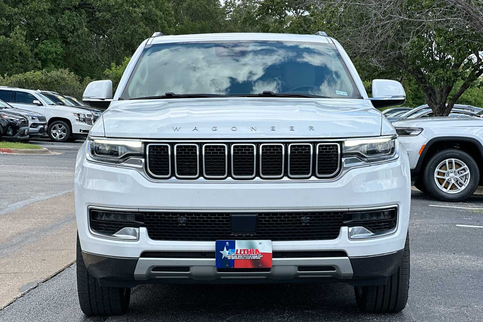 Thumbnail: 2022 Jeep Wagoneer - 10