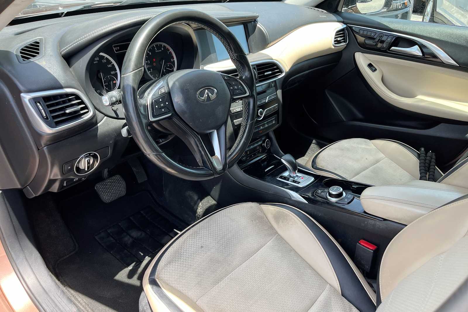 Thumbnail: 2019 INFINITI QX30 - 18
