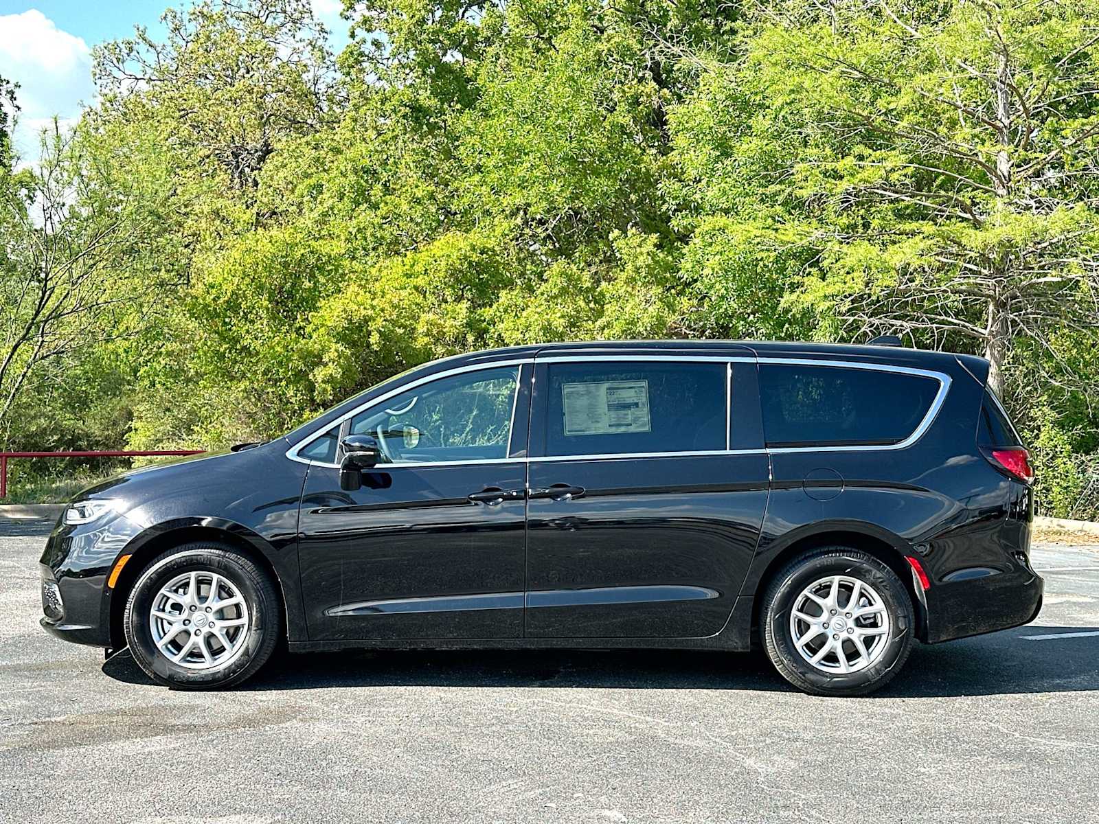 Thumbnail: 2026 Chrysler Pacifica - 12