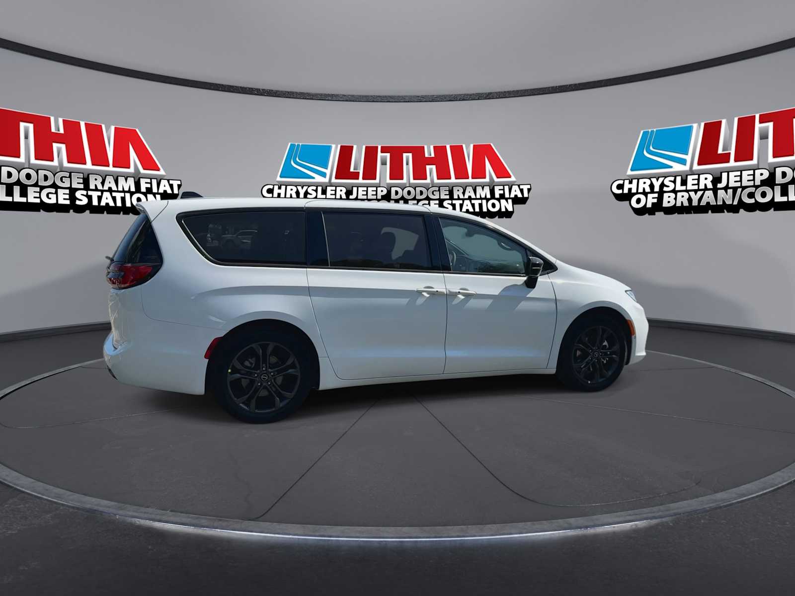 Thumbnail: 2026 Chrysler Pacifica - 8