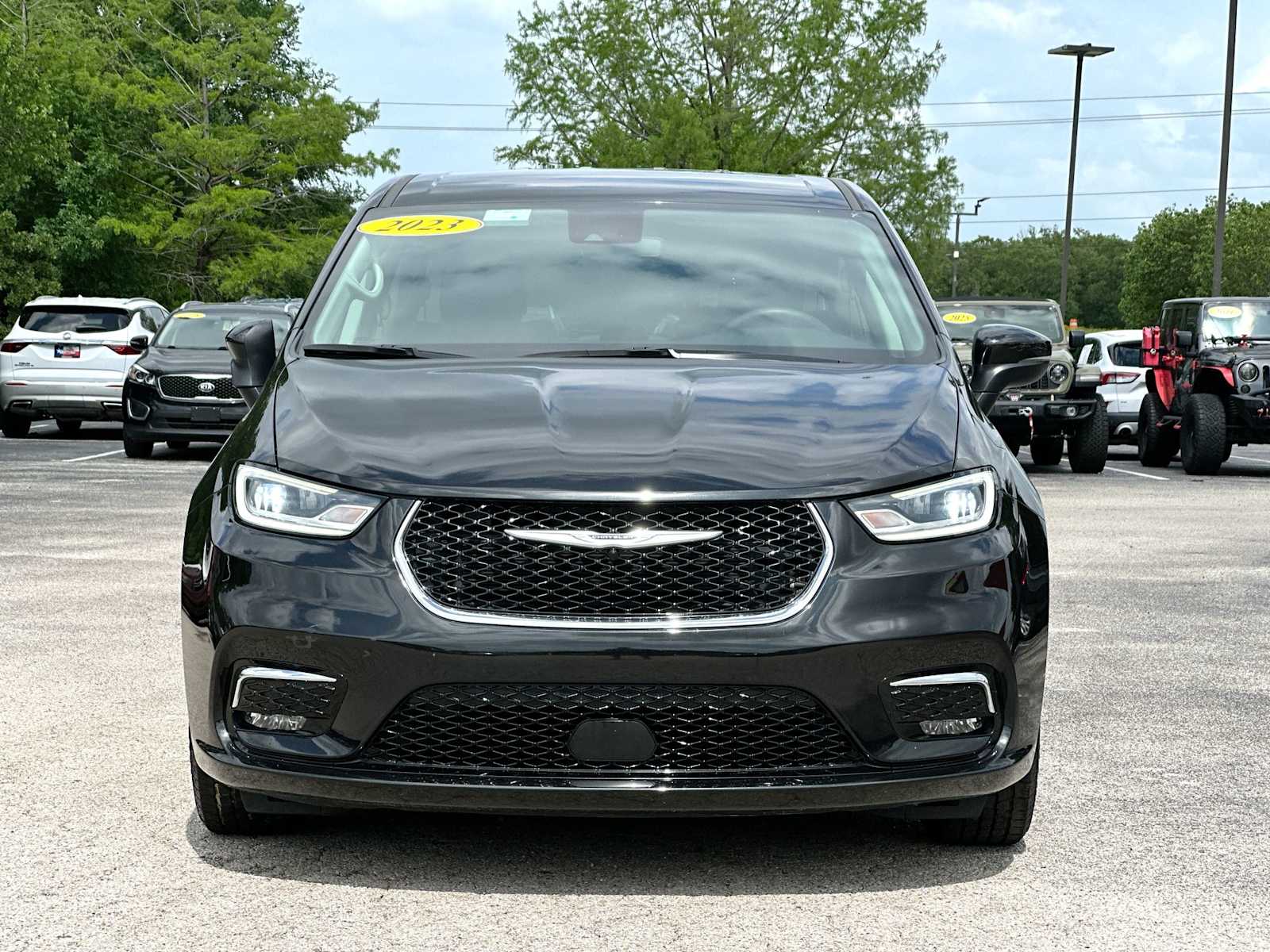 Thumbnail: 2023 Chrysler Pacifica - 10