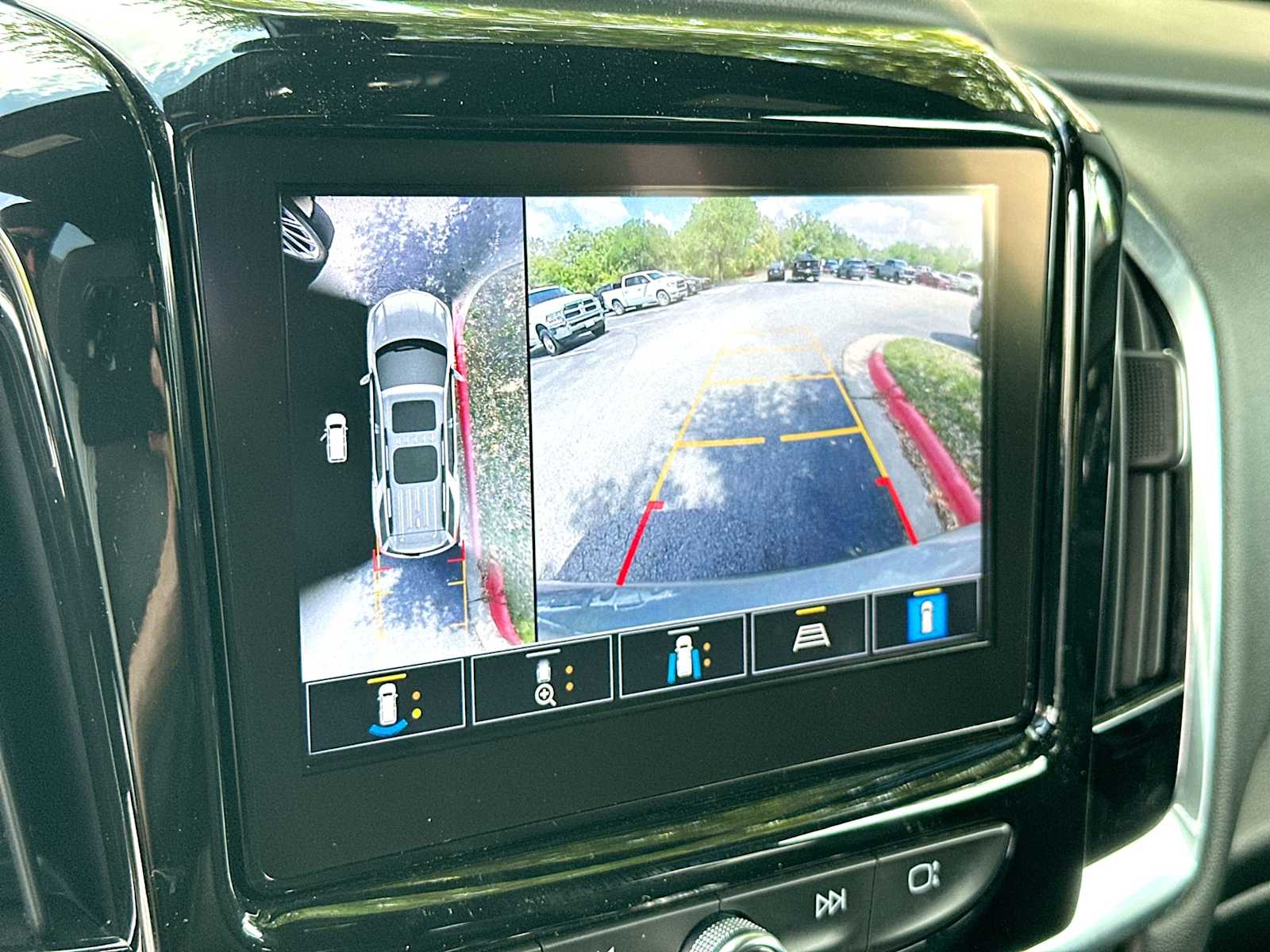 Thumbnail: 2023 Chevrolet Traverse - 20