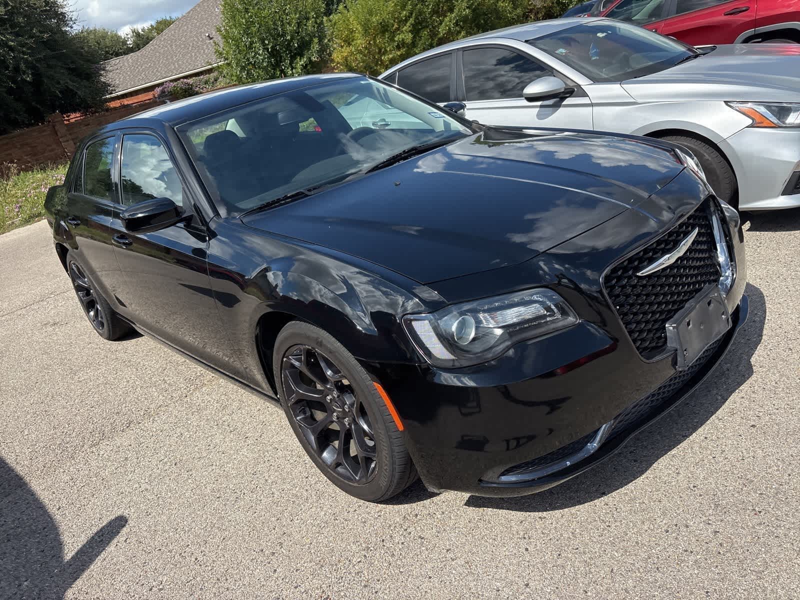 2019 Chrysler 300 Touring photo 2