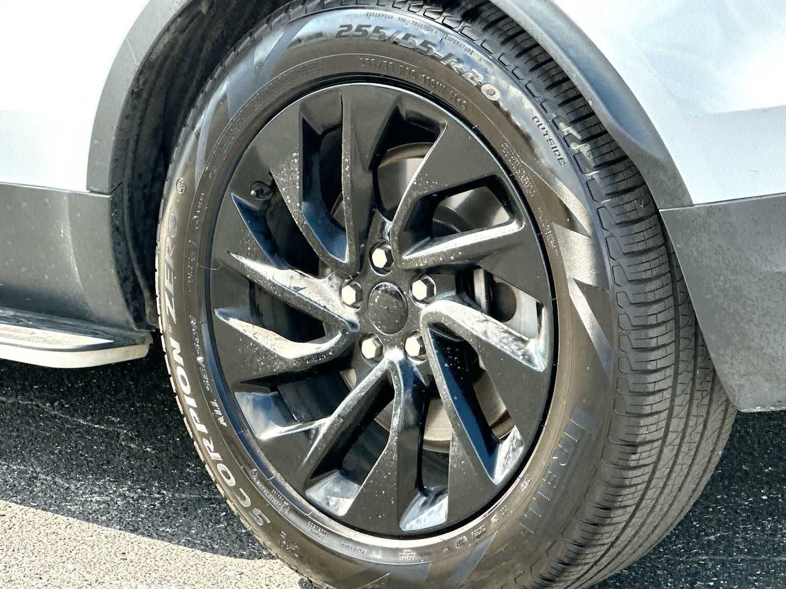 Thumbnail: 2023 Land Rover Discovery - 11