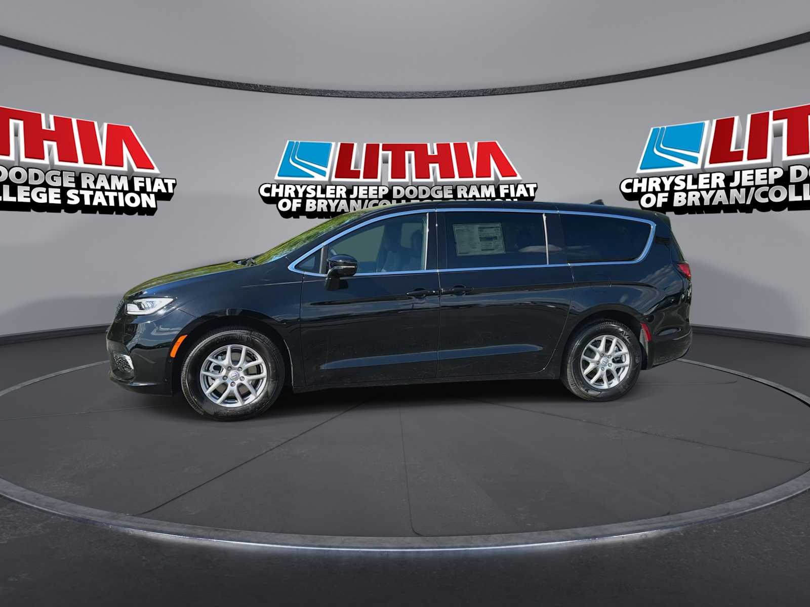 Thumbnail: 2026 Chrysler Pacifica - 4