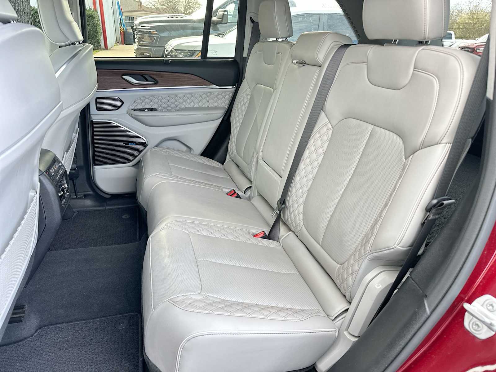 Thumbnail: 2022 Jeep Grand Cherokee - 23