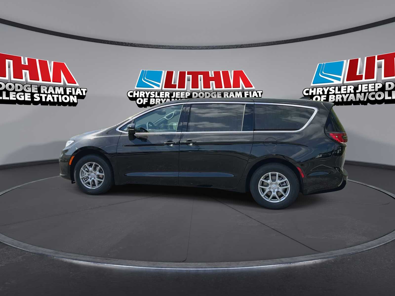 Thumbnail: 2026 Chrysler Pacifica - 5