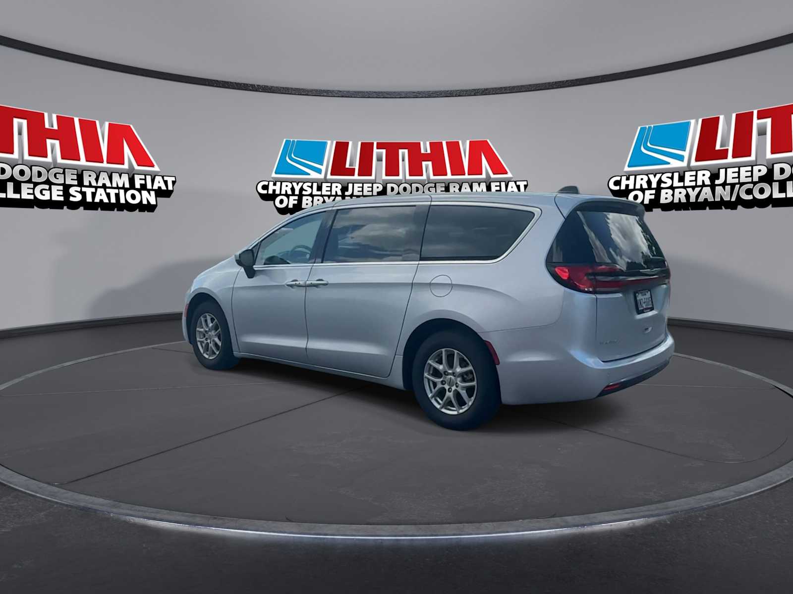 Thumbnail: 2023 Chrysler Pacifica - 6