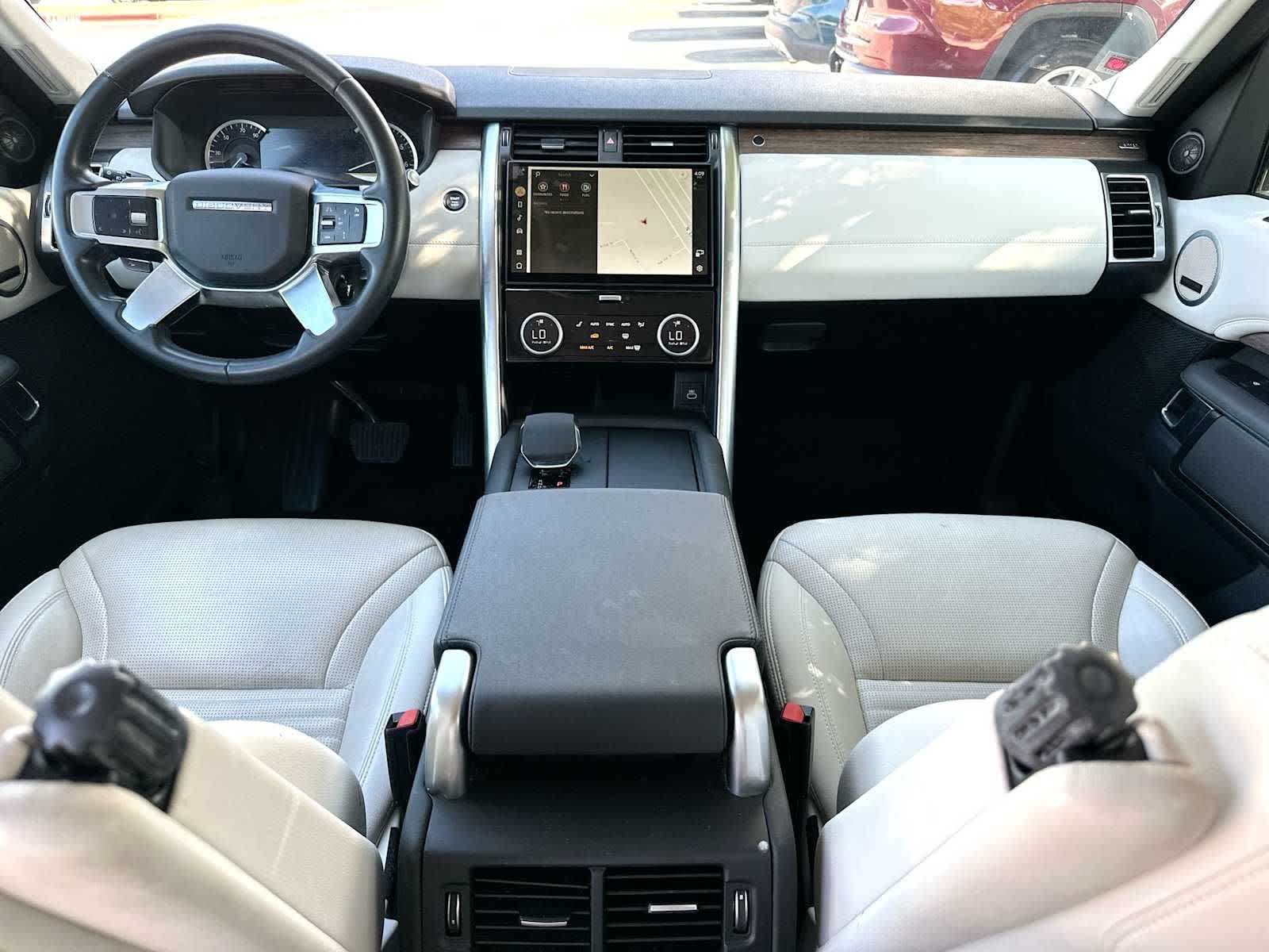 Thumbnail: 2023 Land Rover Discovery - 25