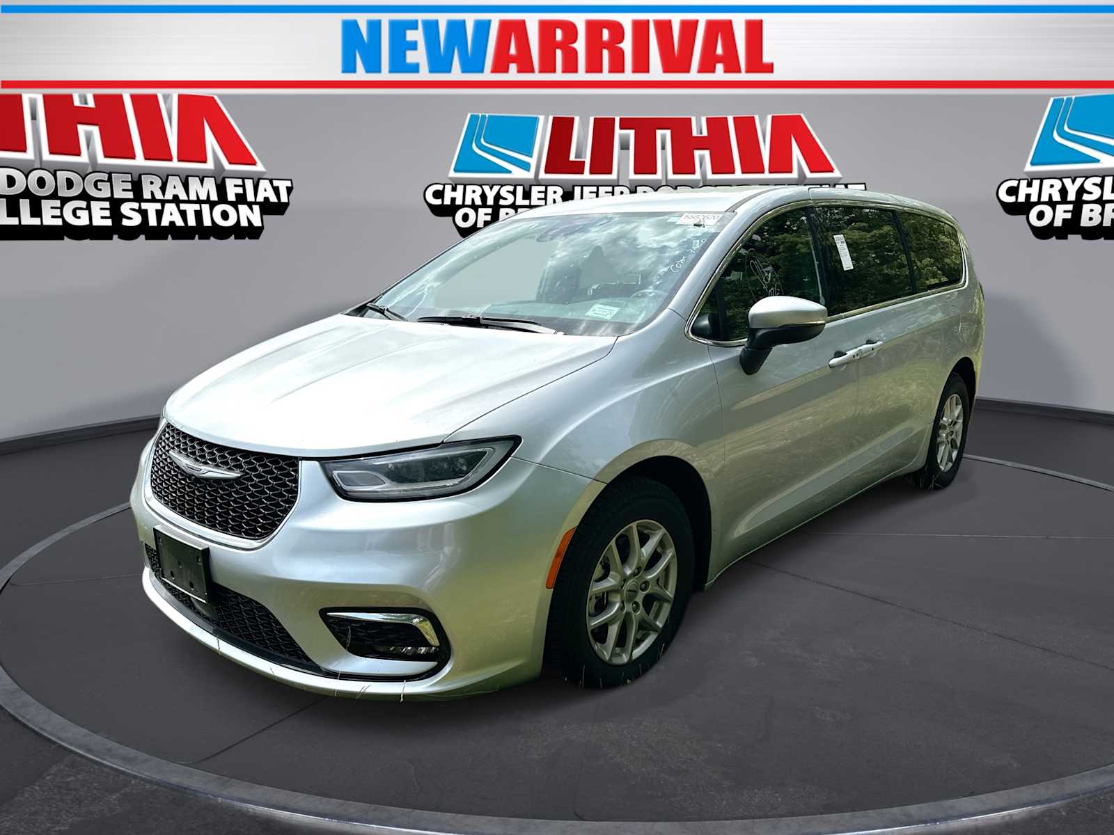 Thumbnail: 2023 Chrysler Pacifica - 1