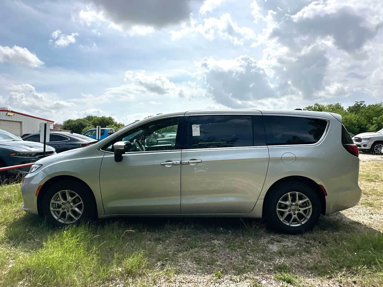 Thumbnail: 2023 Chrysler Pacifica - 3