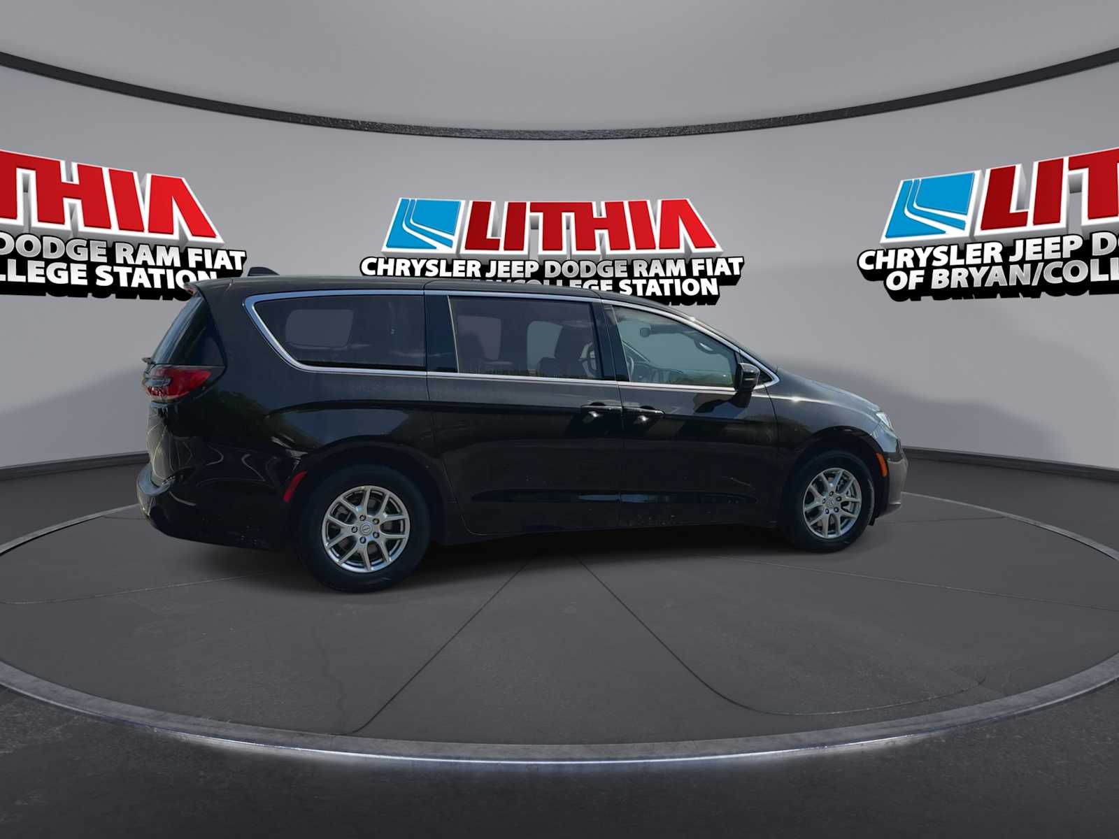 Thumbnail: 2026 Chrysler Pacifica - 8