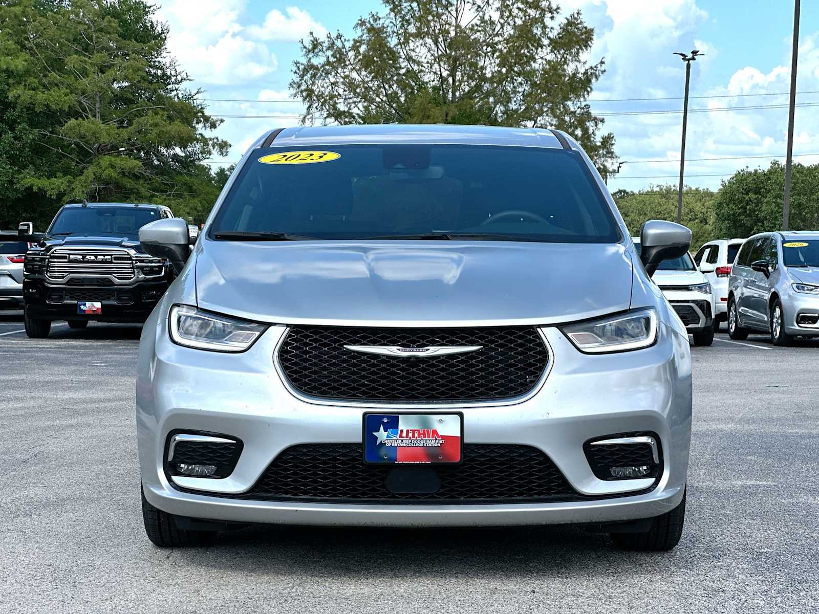 Thumbnail: 2023 Chrysler Pacifica - 10