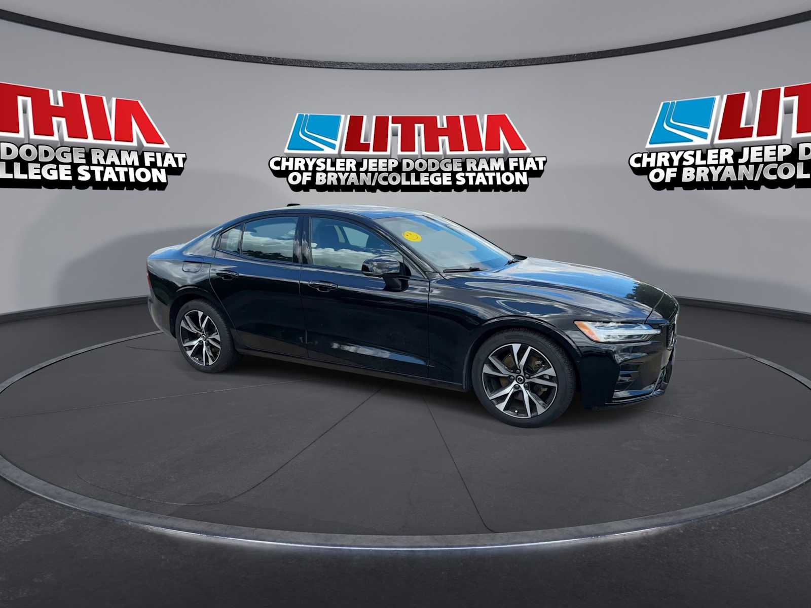 Thumbnail: 2025 Volvo S60 - 9