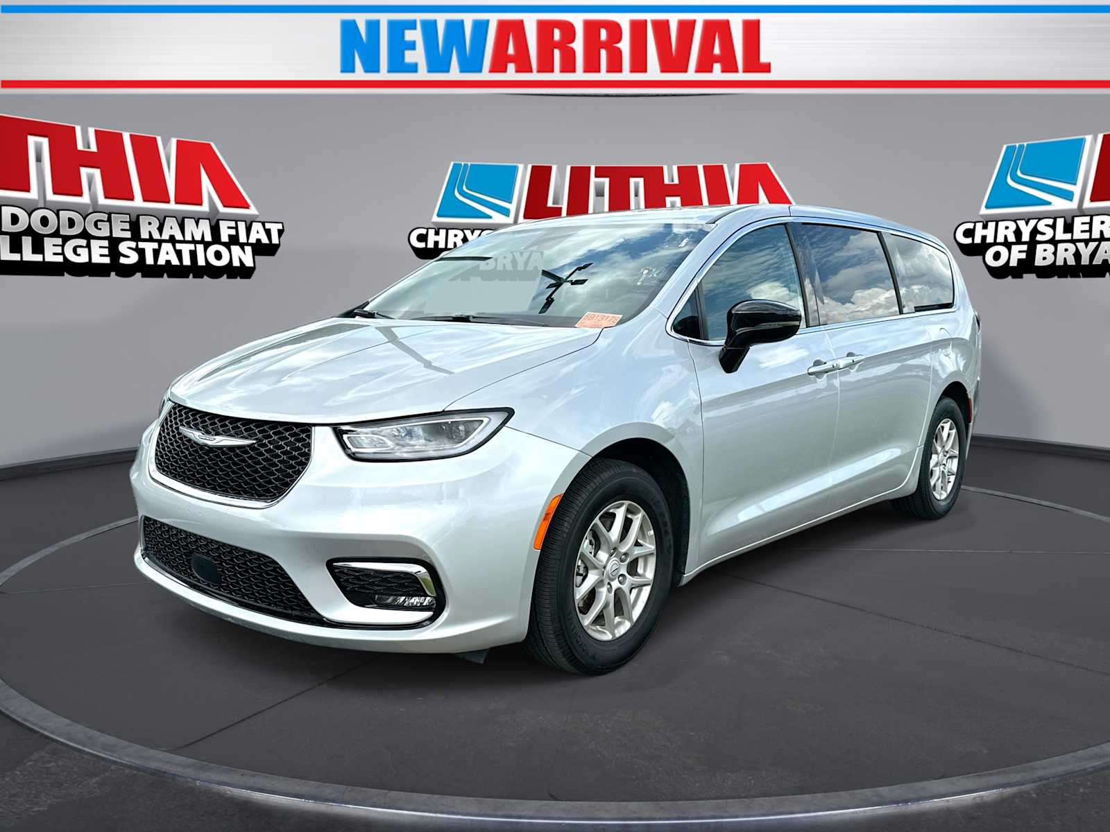 2026 Chrysler Pacifica Select's photo