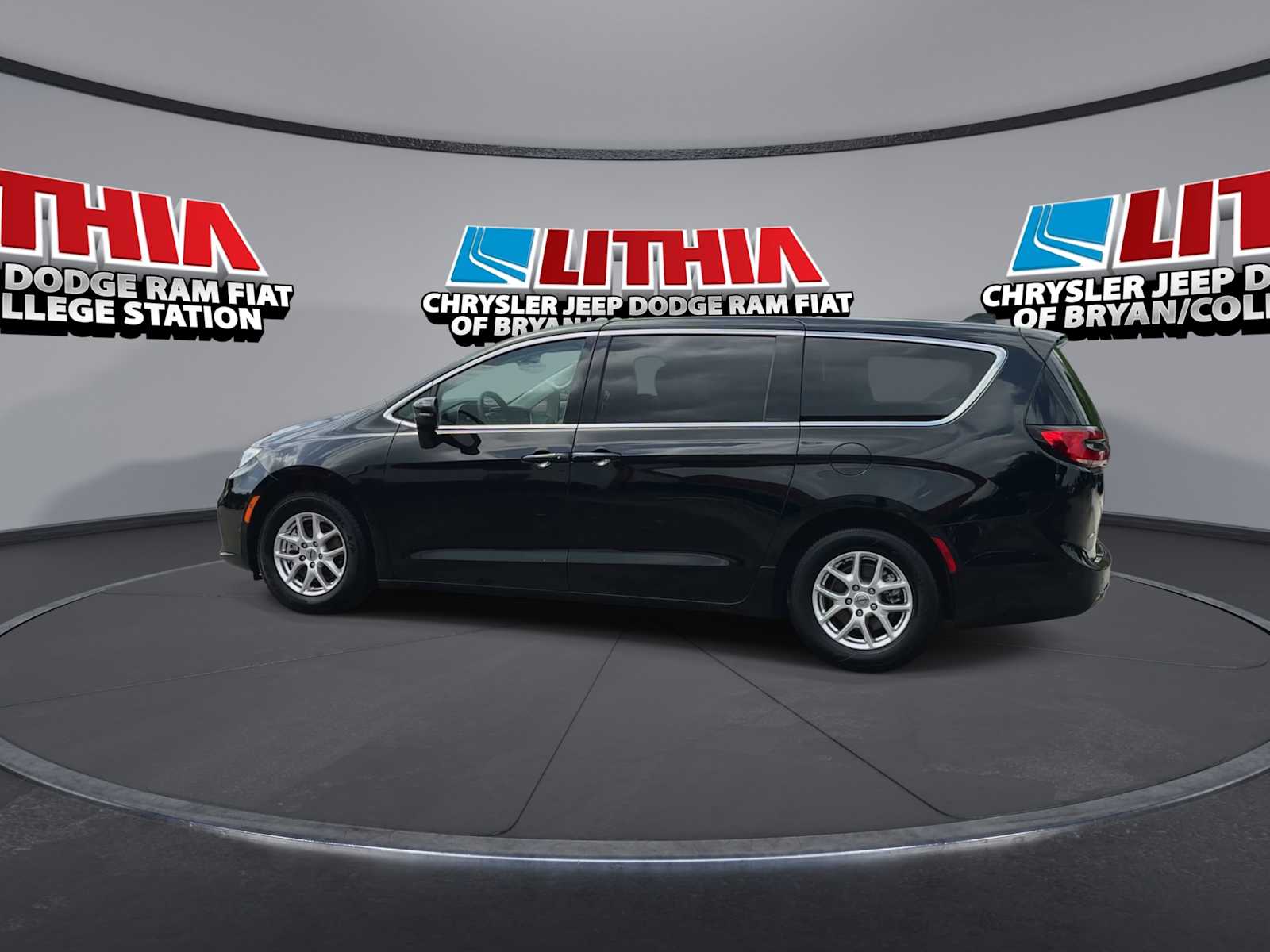 Thumbnail: 2023 Chrysler Pacifica - 5