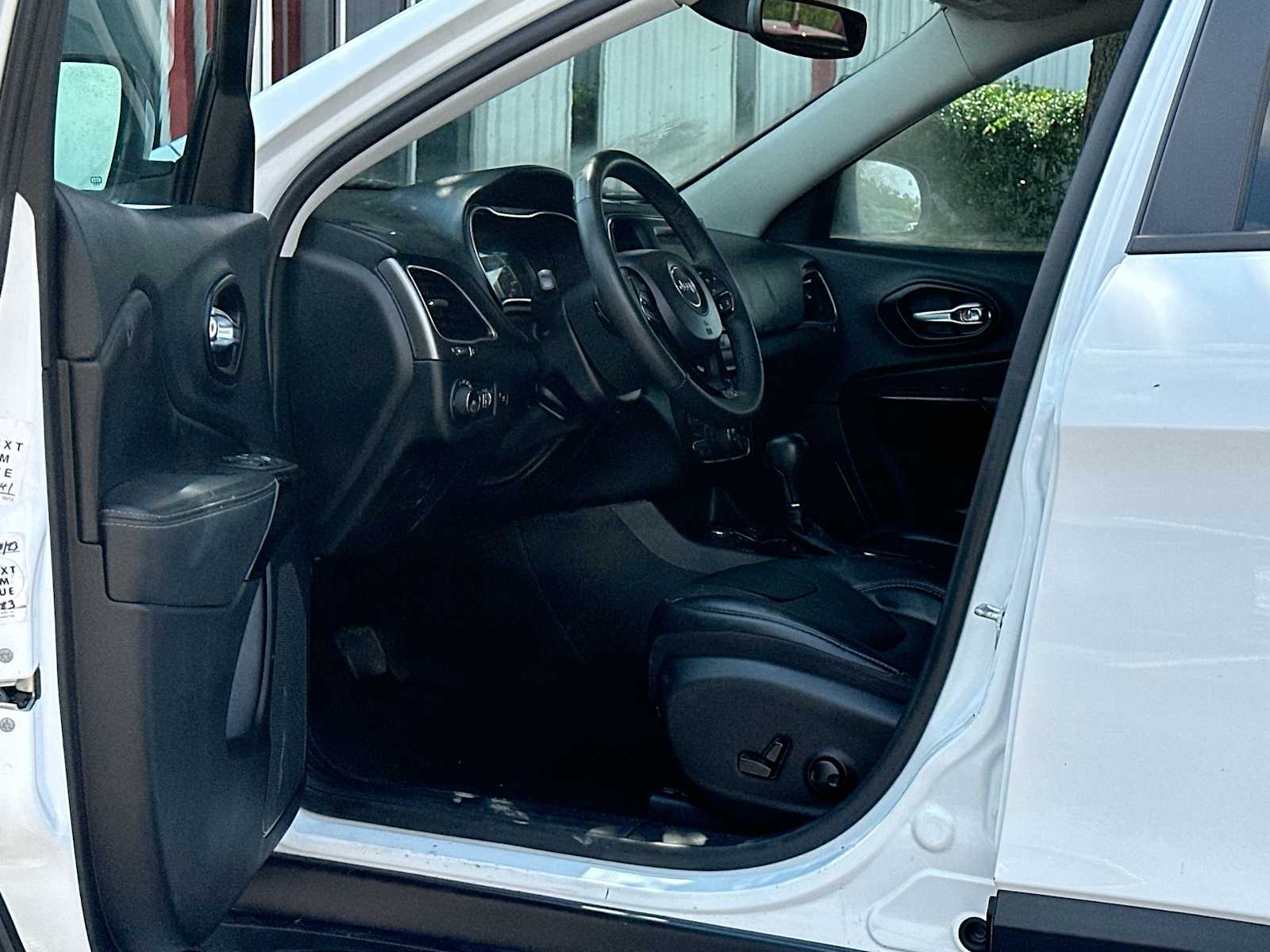 Thumbnail: 2023 Jeep Cherokee - 18