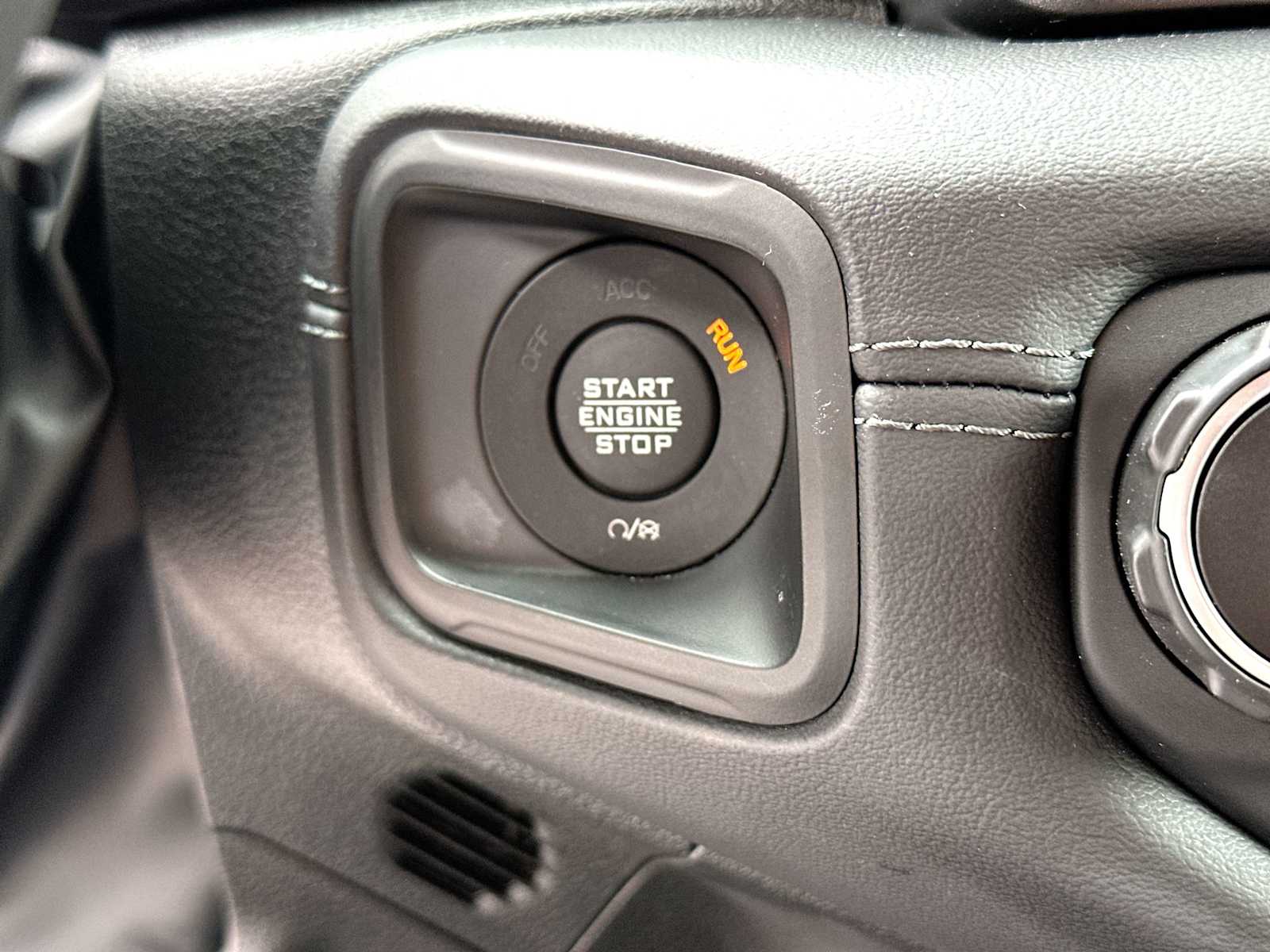 Thumbnail: 2024 Jeep Gladiator - 28