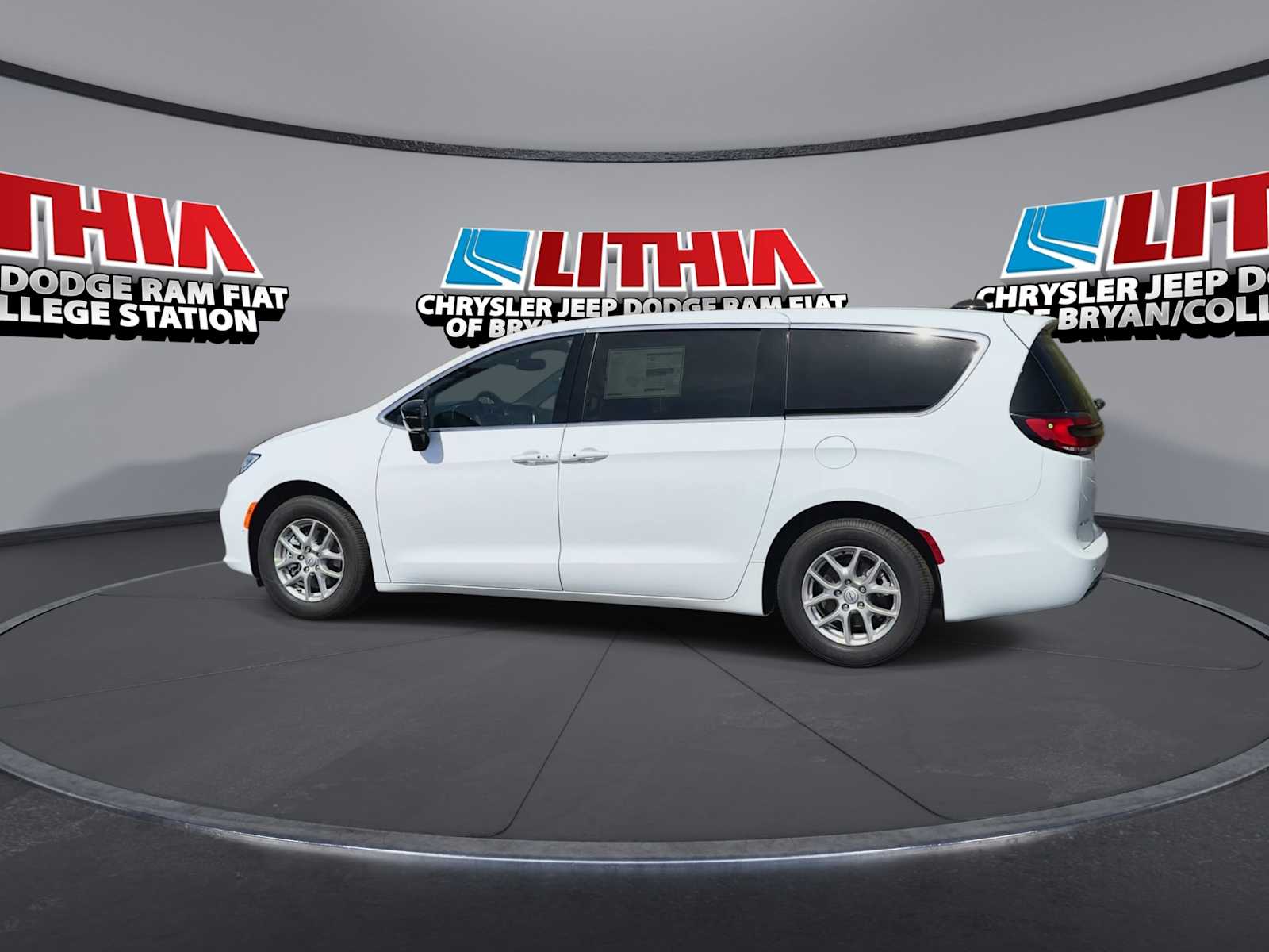 Thumbnail: 2026 Chrysler Pacifica - 5