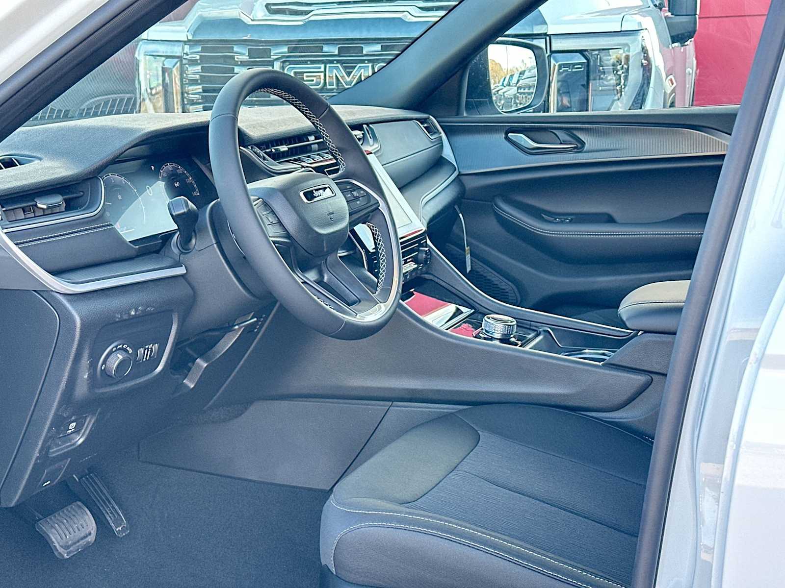 Thumbnail: 2025 Jeep Grand Cherokee - 18