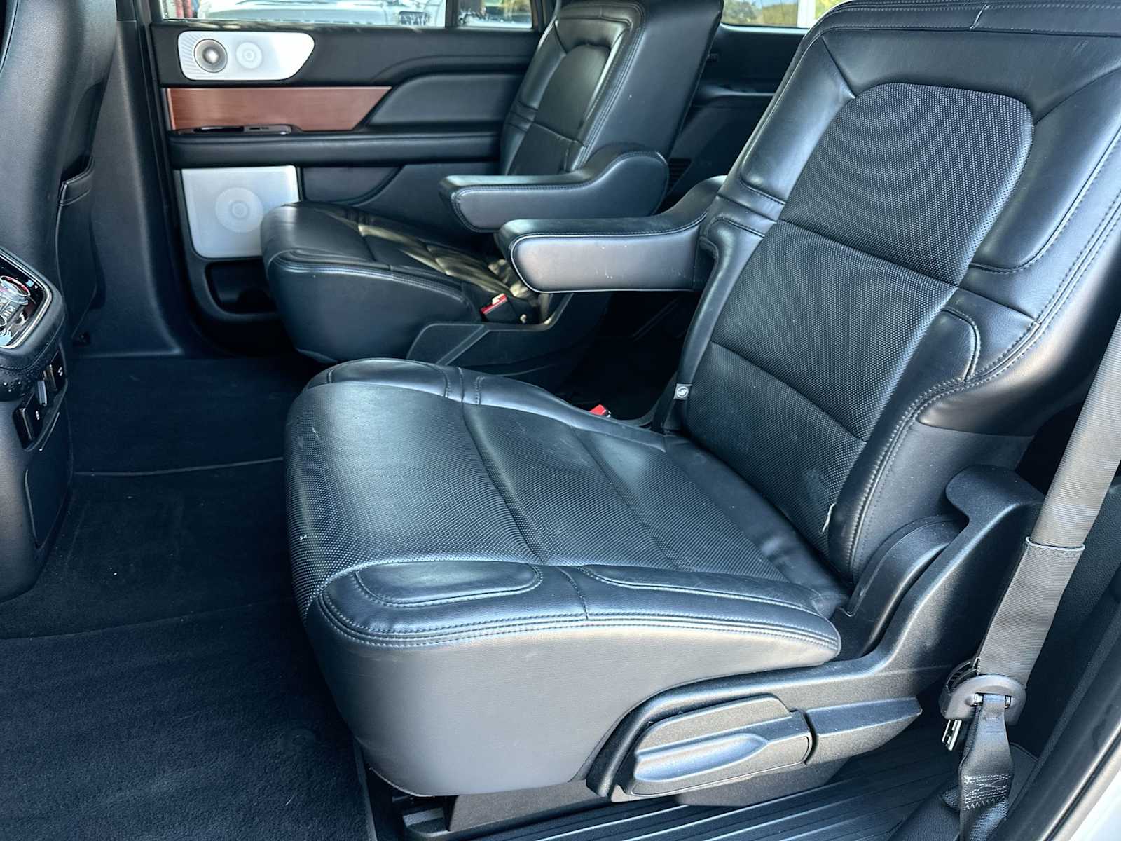 Thumbnail: 2020 Lincoln Navigator L - 23