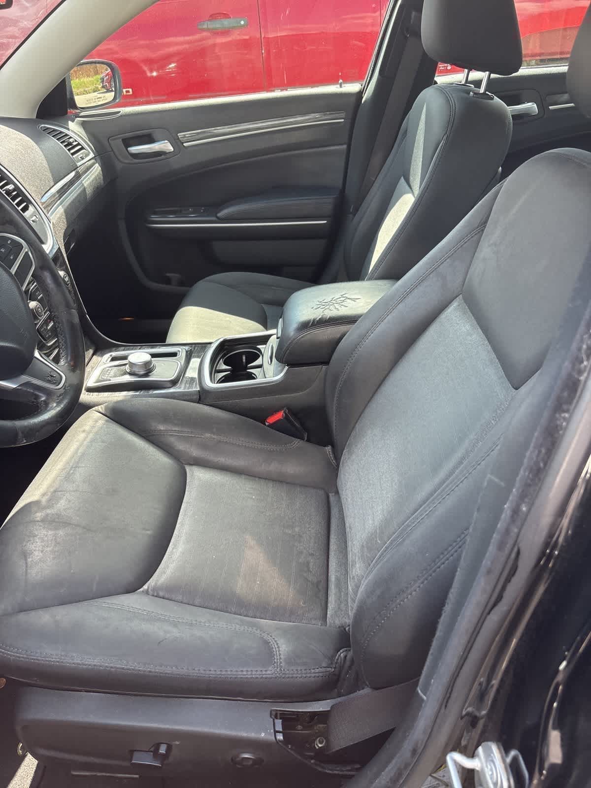 2019 Chrysler 300 Touring photo 4