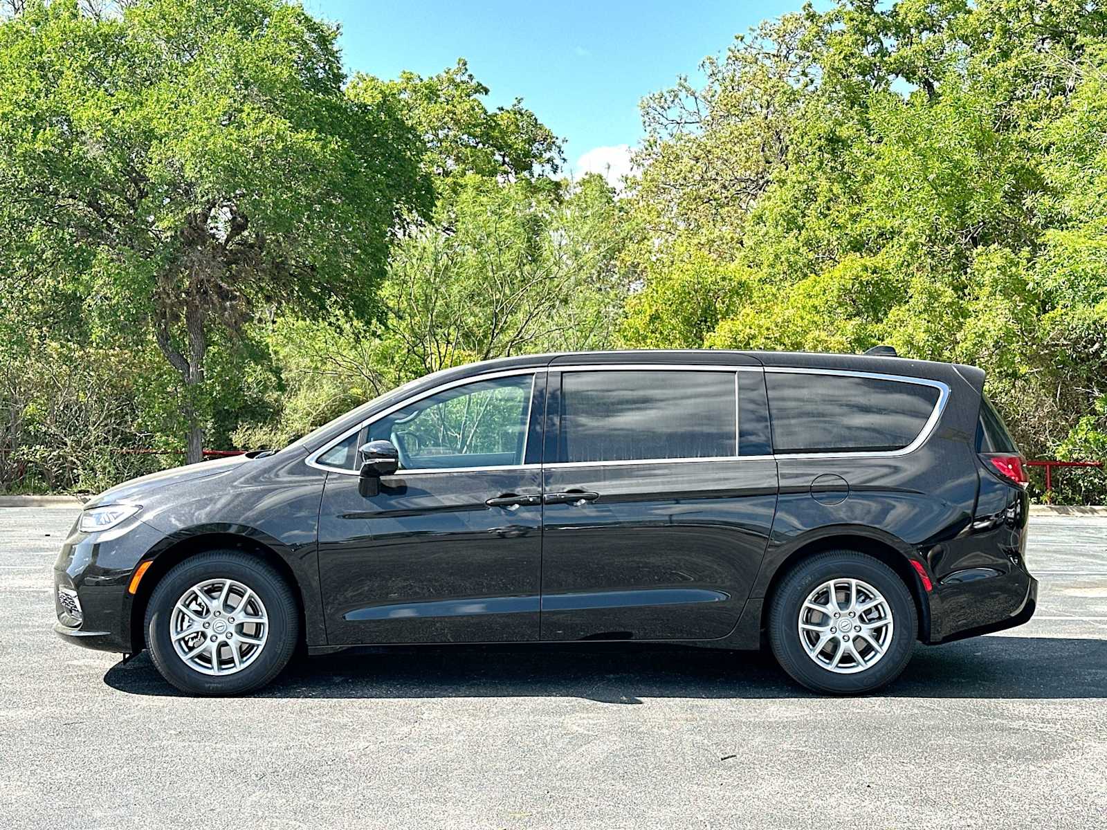 Thumbnail: 2026 Chrysler Pacifica - 12