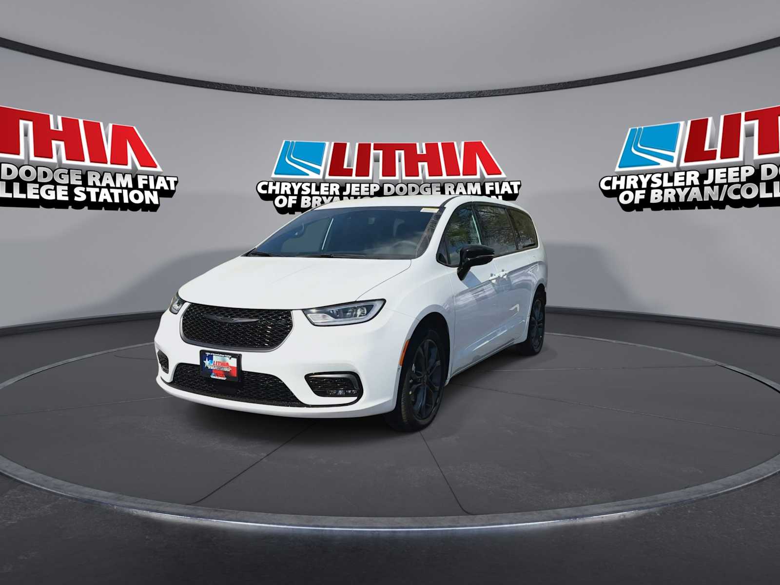 Thumbnail: 2026 Chrysler Pacifica - 3