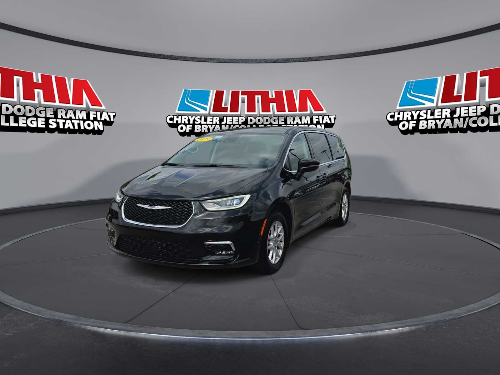 Thumbnail: 2023 Chrysler Pacifica - 3