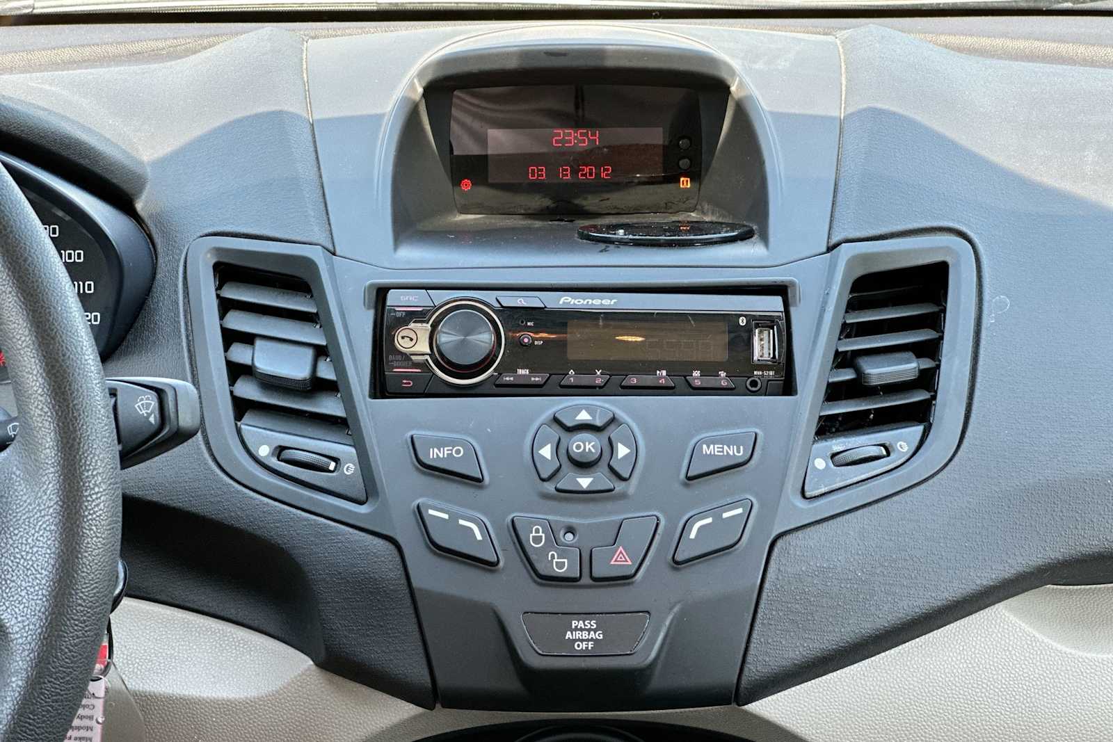 2012 Ford Fiesta S 26