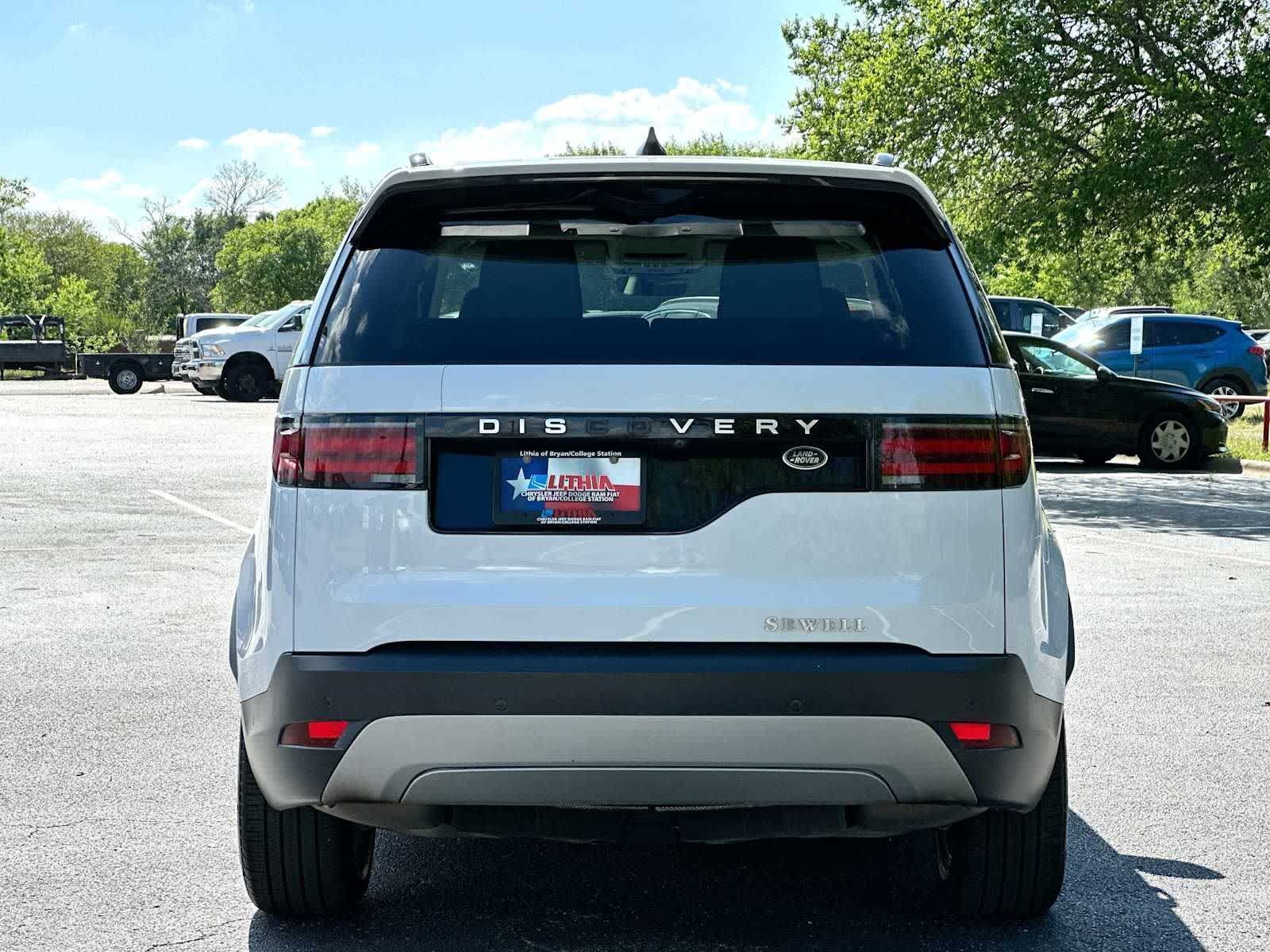 Thumbnail: 2023 Land Rover Discovery - 14