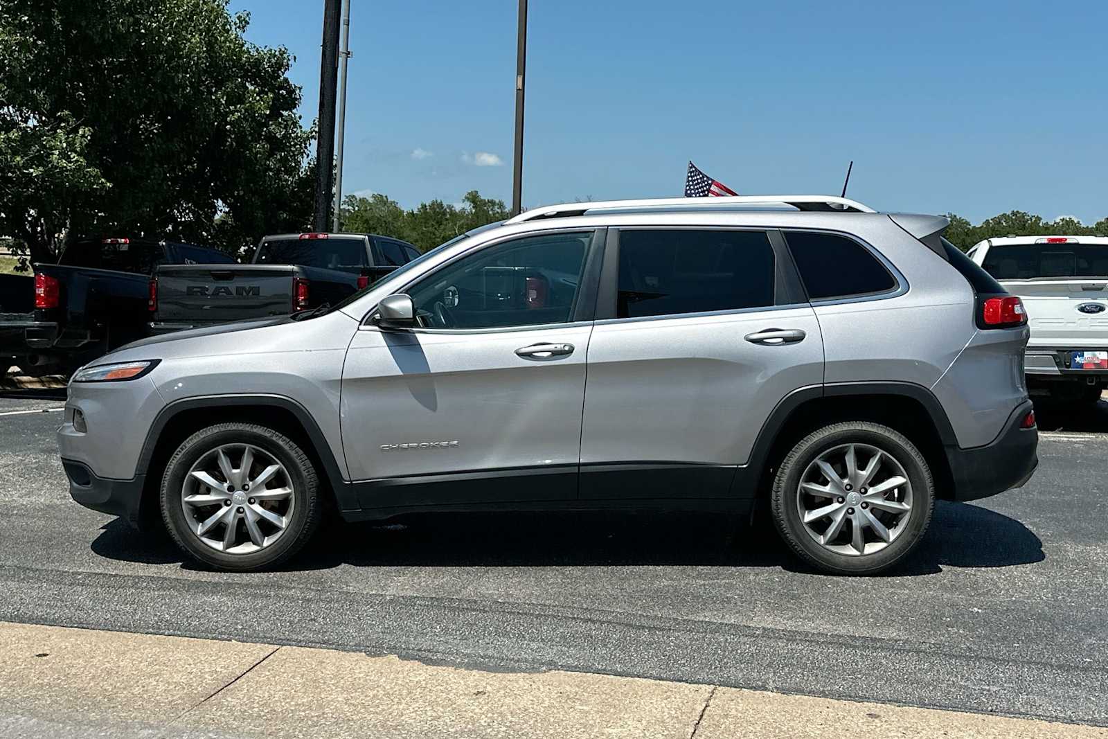 Thumbnail: 2018 Jeep Cherokee - 12