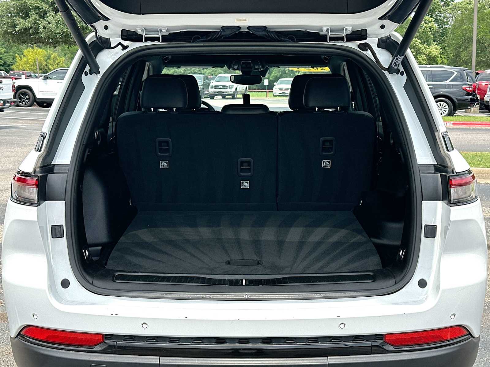 Thumbnail: 2024 Jeep Grand Cherokee - 28