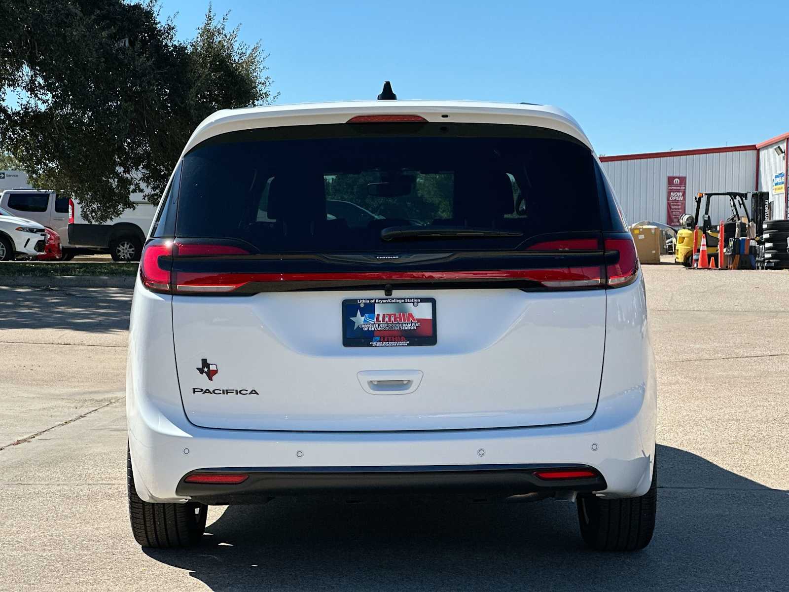 Thumbnail: 2026 Chrysler Pacifica - 14