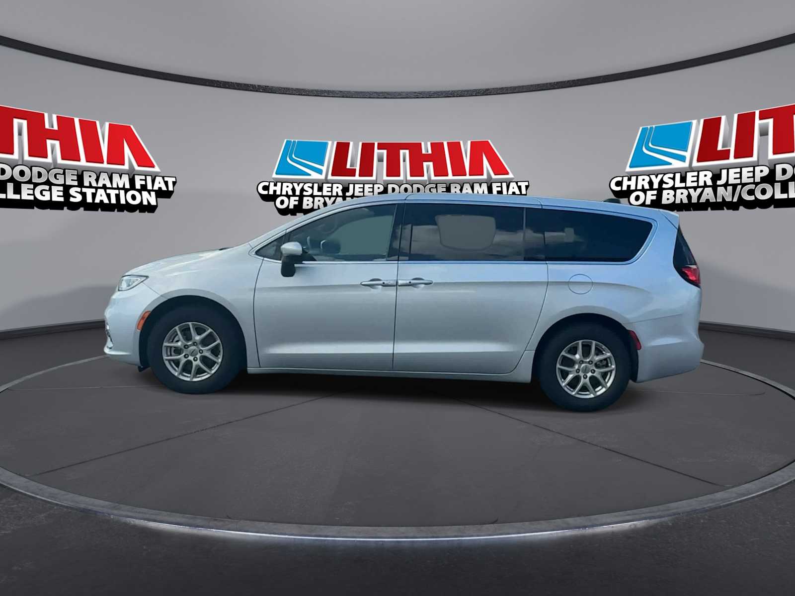 Thumbnail: 2023 Chrysler Pacifica - 5