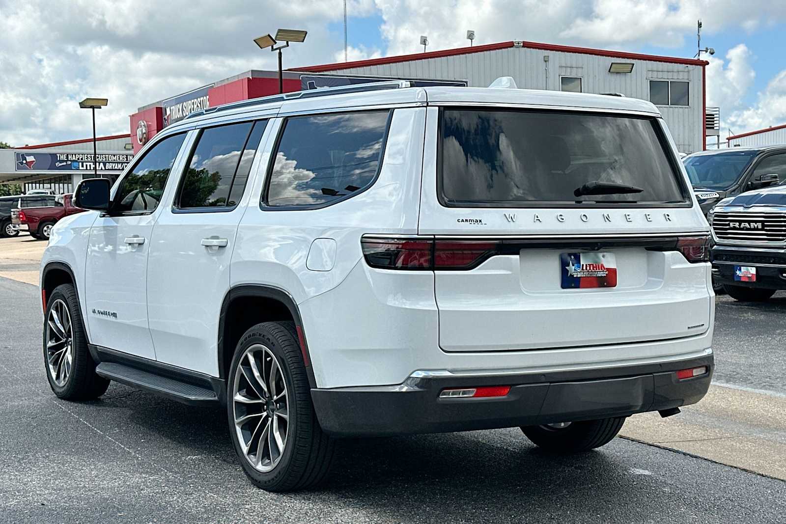 Thumbnail: 2022 Jeep Wagoneer - 13